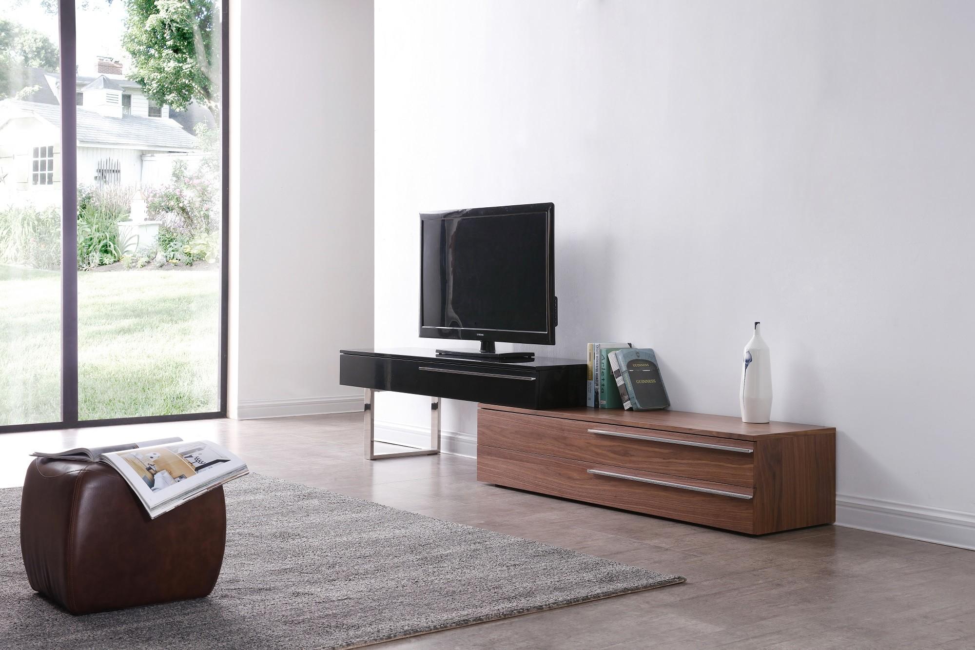 

    
J&M Furniture Hudson TV Stand Walnut/Black 17475-WB
