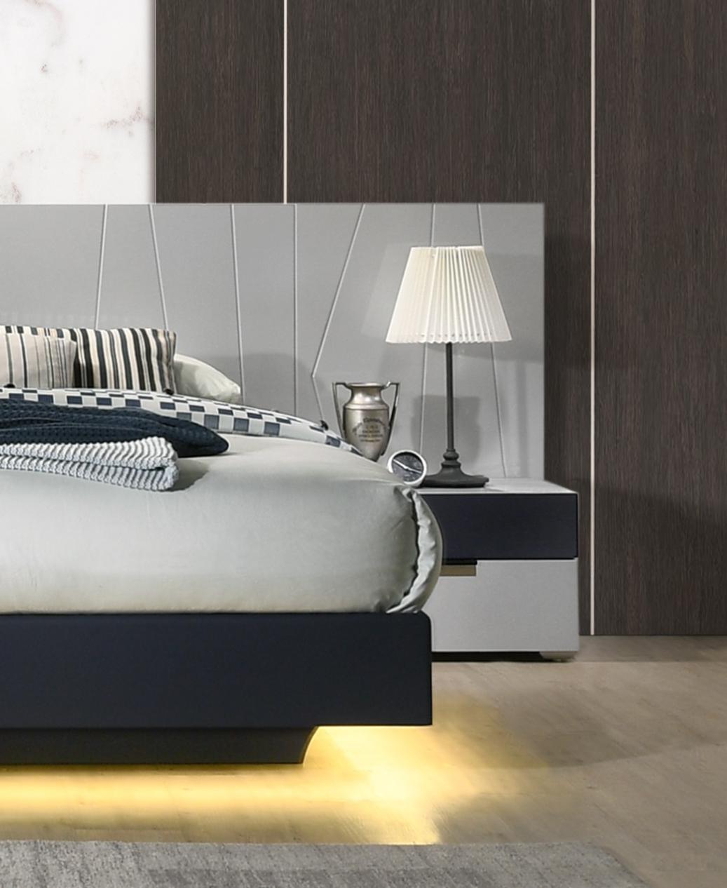 

    
J&M Furniture Marsala Platform Bedroom Set Light Gray/Navy SKU 18847-EK-2N-3PC
