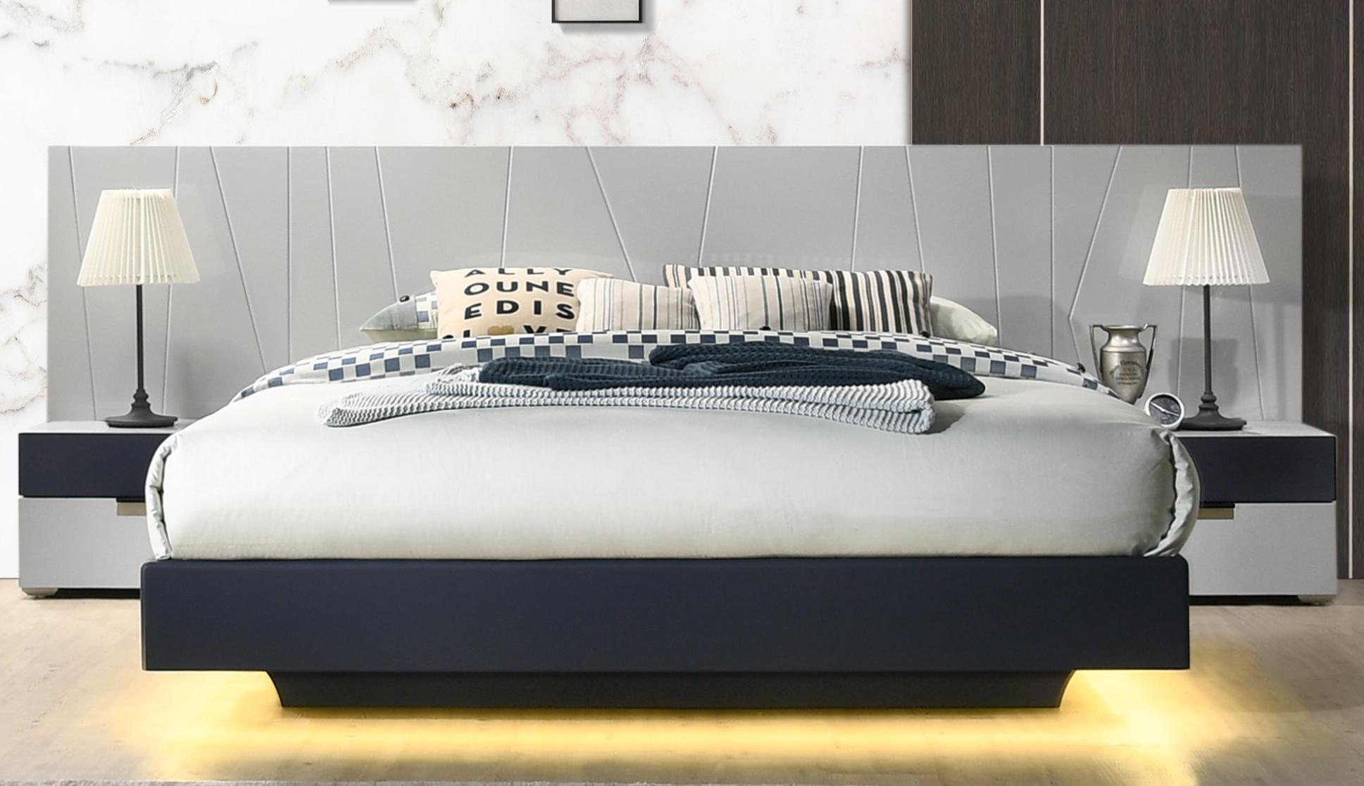 

    
Navy & Light Gray Finish Lighted Platform Queen Bedroom Set 3Pcs Modern J&M Marsala
