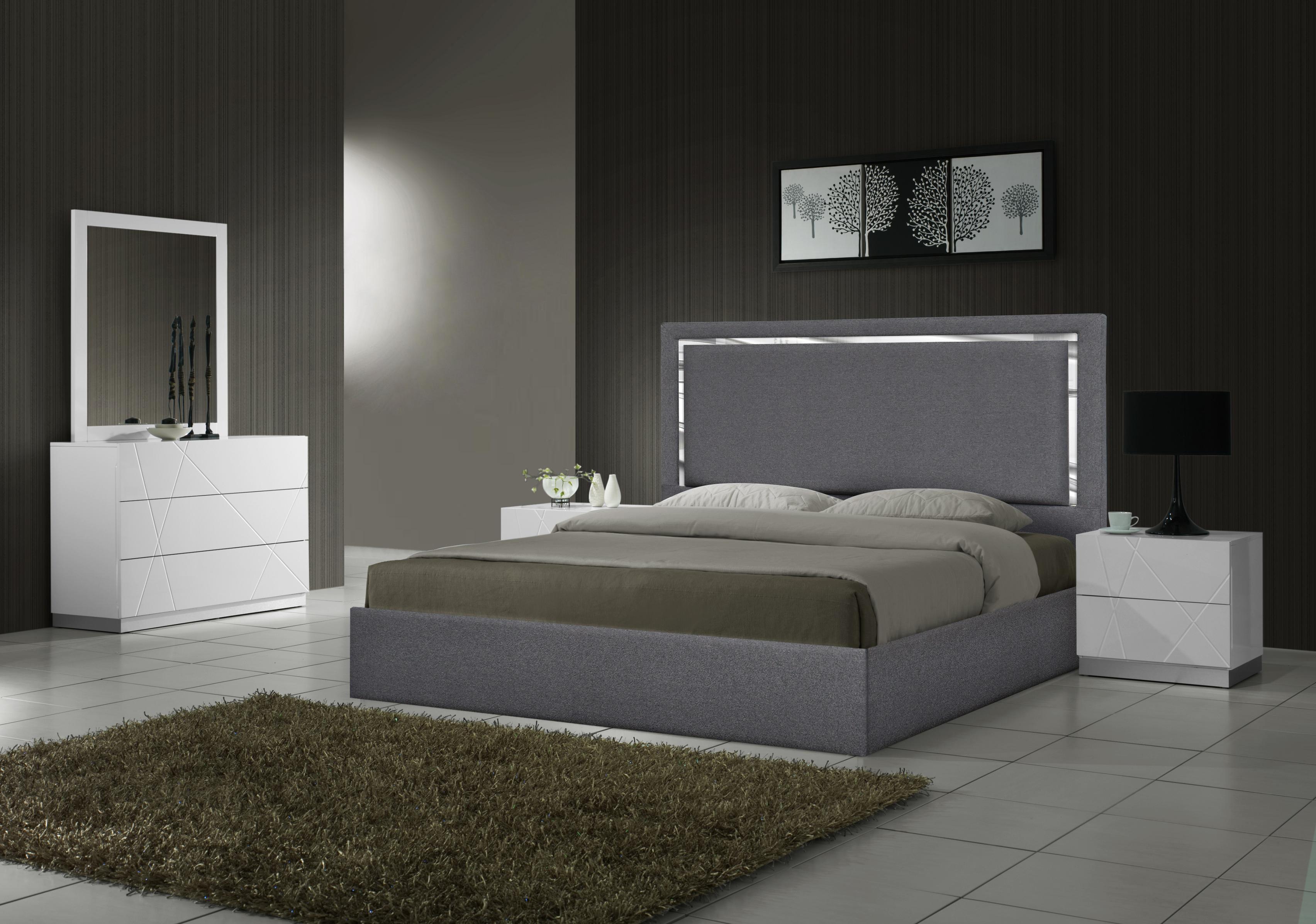 

    
J&M Furniture Monet Platform Bed Charcoal SKU 18740-Q-Bed
