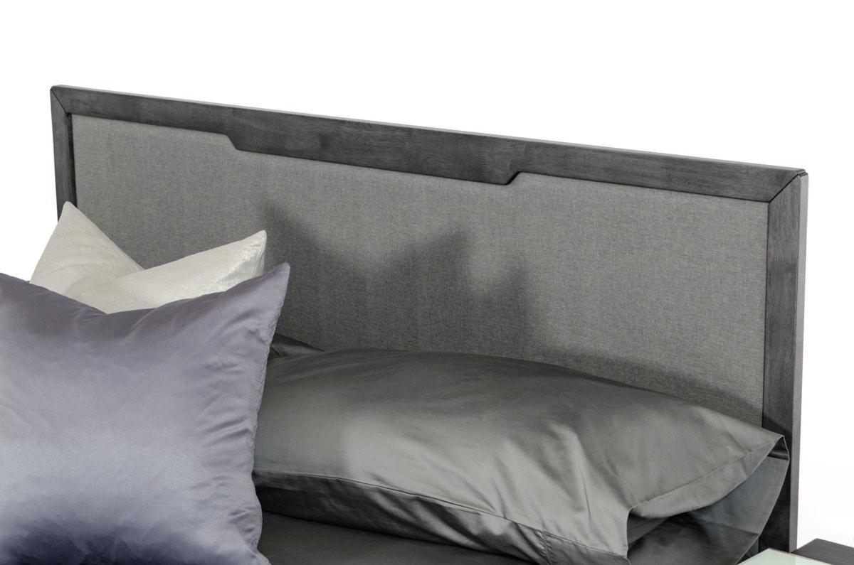 

    
Grey Linen King Size Panel Bed by VIG Nova Domus Soria
