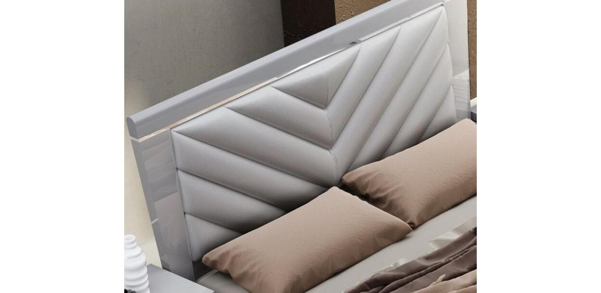 

    
Modern Grey High Gloss Finish Chrome Accents King Size Bedroom Set 5Pcs J&M New York
