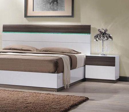 

    
SKU18023-EK-Set-3 J&M Furniture Platform Bedroom Set
