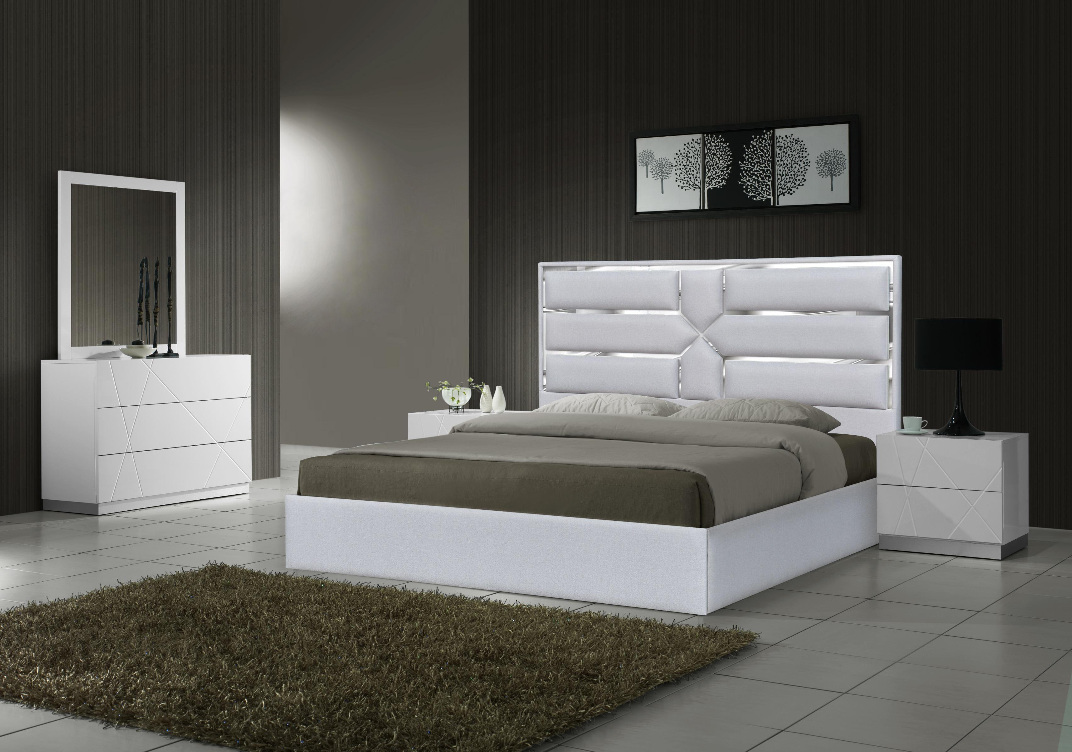 

                    
Buy Silver Gray Fabric King Platform Bed  Contemporary J&M Furniture Da Vinci
