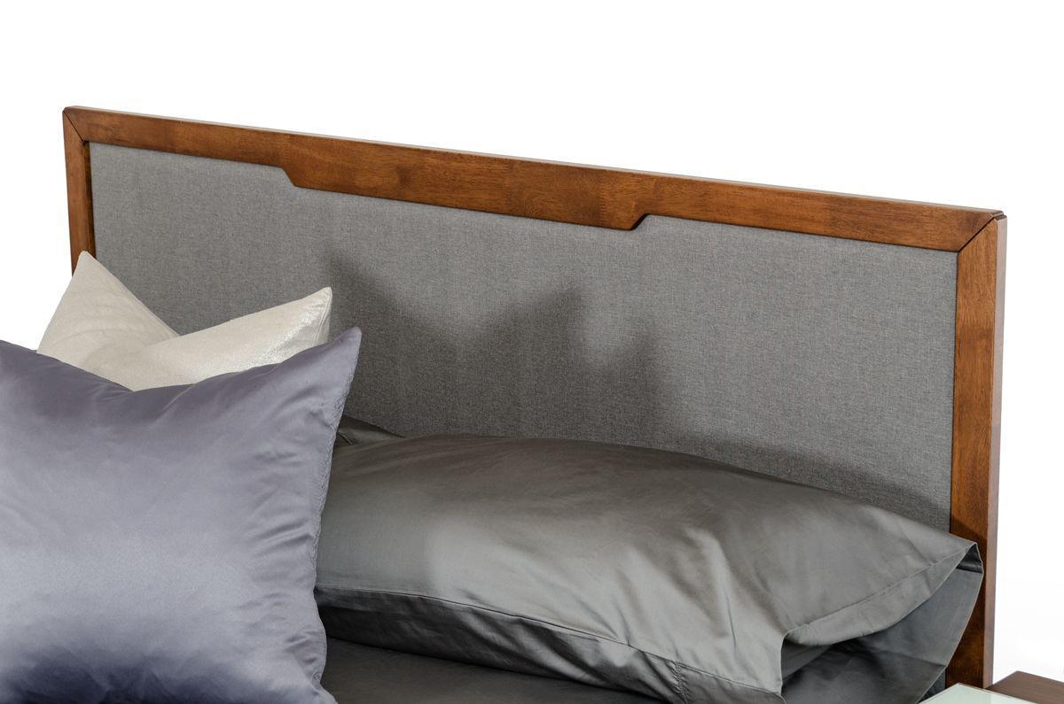 

    
Grey Linen & Walnut Queen Size Panel Bed by VIG Nova Domus Soria
