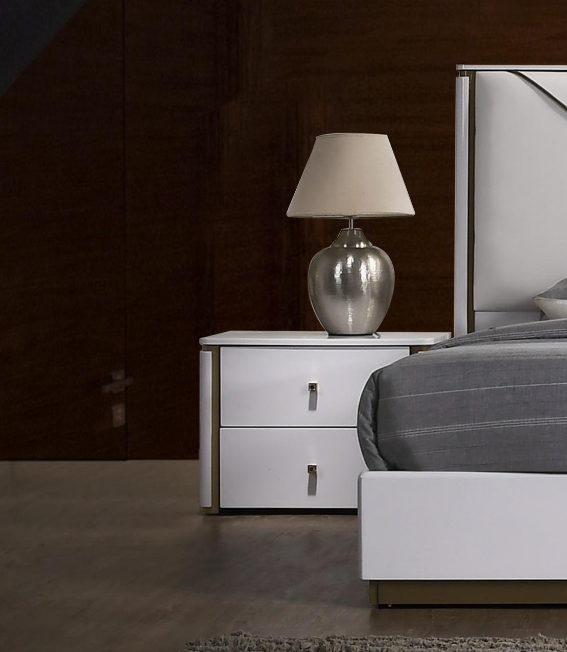 

    
J&M Furniture Lucera Platform Bedroom Set White SKU 17995-Q-Set-3
